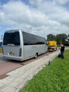 Bus voor personen wordt weggehaald