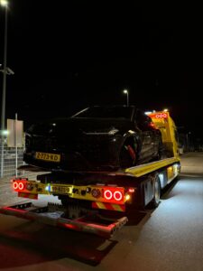Destan sleept een auto weg met zijn takeldienst die met spoed is komen takelen