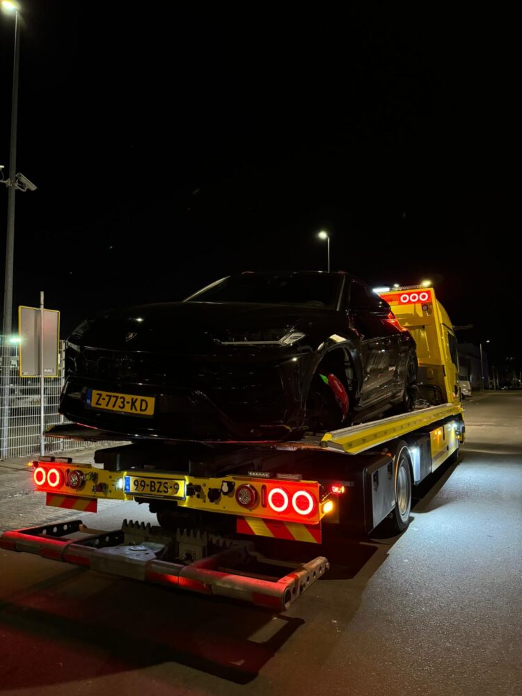 Destan sleept een auto weg met zijn takeldienst die met spoed is komen takelen