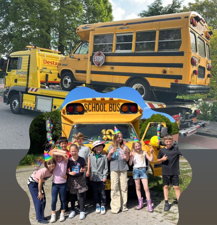 Blije mensen op de foto die blij zijn dat hun auto is opgehaald door de sleepdienst