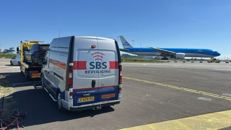 Takelwagen op vliegveld takelt een busje weg