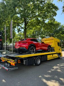 Destan takelt een luxe sportcar weg die autopech heeft