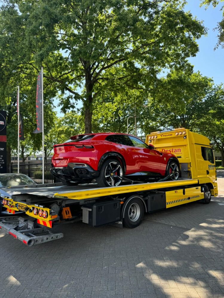 Destan takelt een luxe sportcar weg die autopech heeft