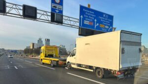 Vrachtwagen wordt weggesleept door de aanhangwagendienst