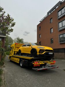 Een luxe speedienst voor dure auto takelt een Lamborghini weg