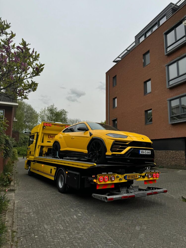 Een luxe speedienst voor dure auto takelt een Lamborghini weg