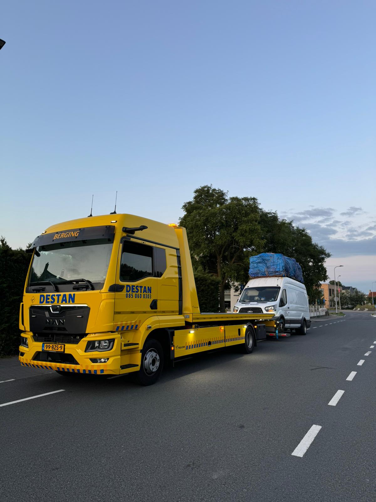 Takelwagen die ene bus optakelt