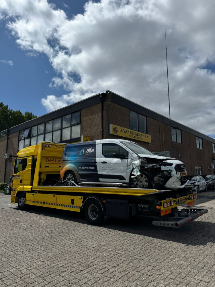 De sleepdienst takelt een bestelbusje weg