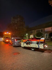 Aanhangwagen wordt weggesleept door sleepdienst