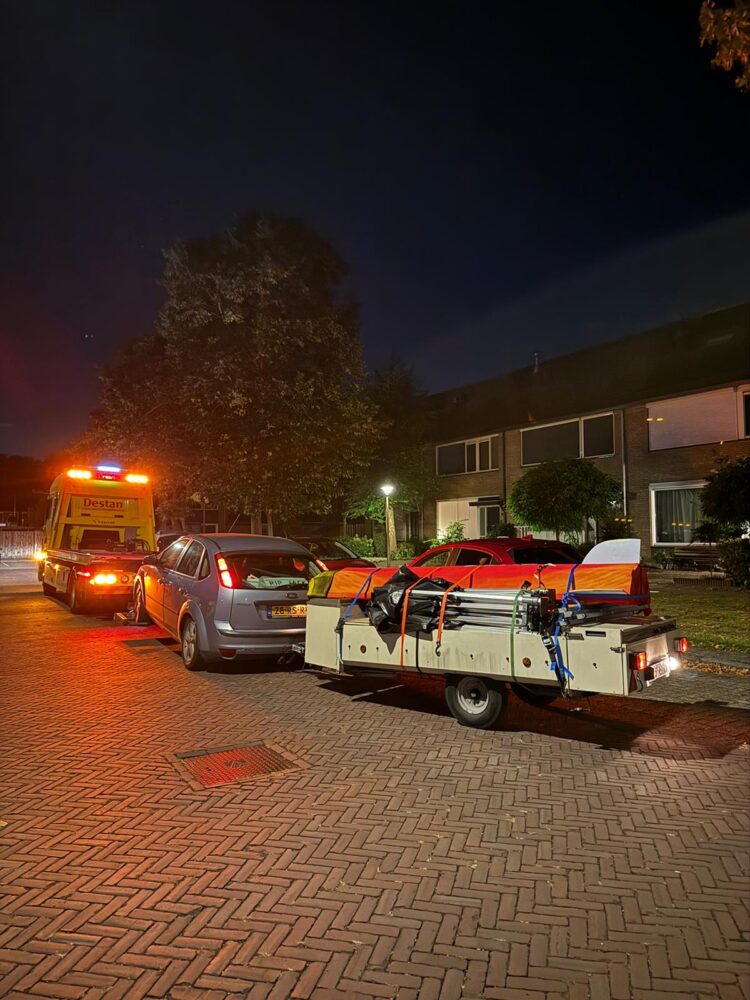 Aanhangwagen wordt weggesleept door sleepdienst