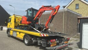 Destan Sleepdienst takelt een graafmachine op.