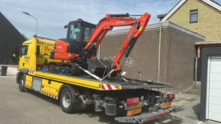Destan Sleepdienst takelt een graafmachine op.
