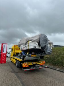 Destan takelt en exporteert een boot