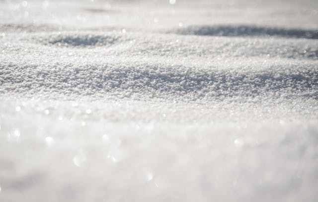 Auto vast in Sneeuw